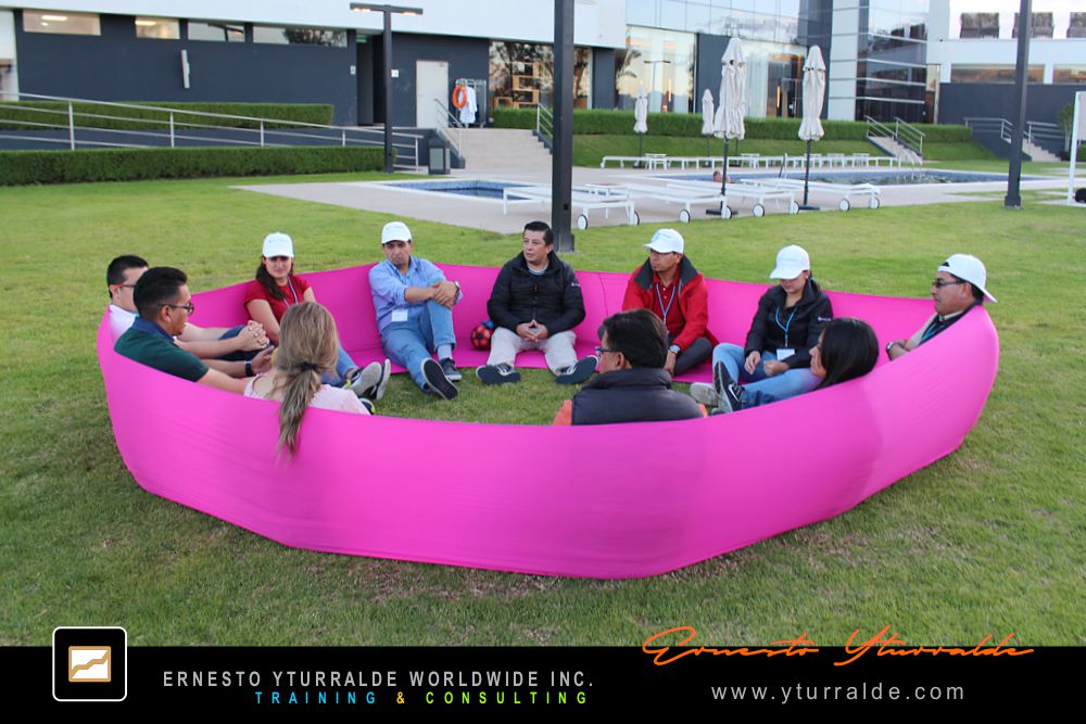 Team Building LATAM con talleres de integración empresarial y cuerdas bajas