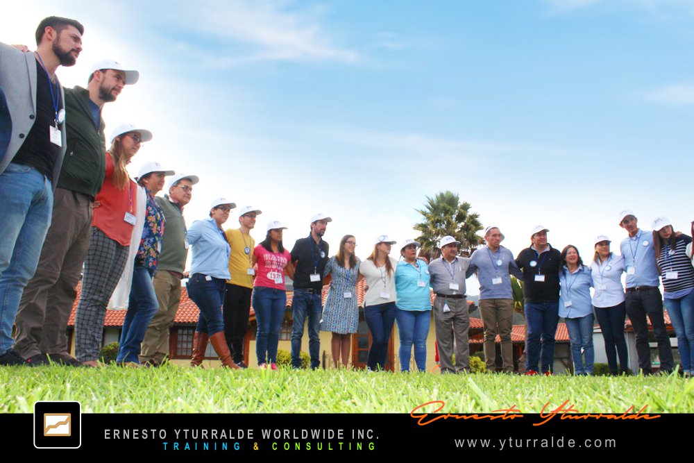 Team Building LATAM con retos grupales y dinámicas de trabajo colaborativo