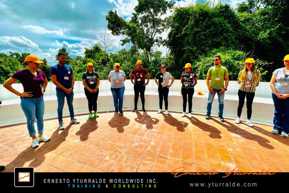Team Building LATAM con integración y liderazgo en talleres corporativos